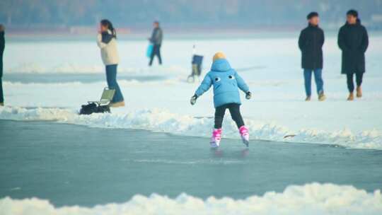 冰雪湖面上练习滑冰的可爱女孩 冰天雪地