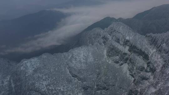 航拍峨眉山山顶悬崖雪景