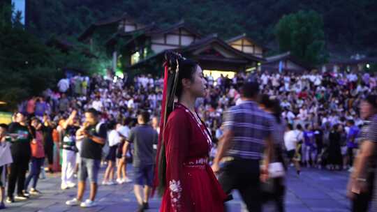 红衣古代侠女走在街上古装汉服美女走在人群