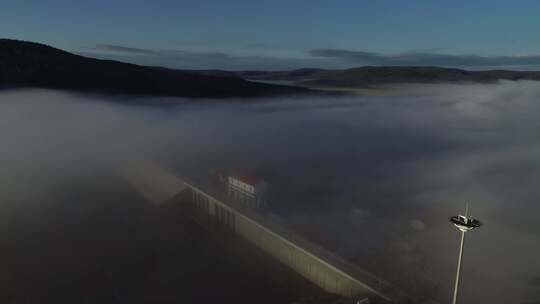 晨雾覆盖下的扎顿水利枢纽库区视频素材模板下载
