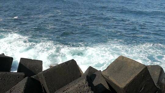 海浪撞击岩石的慢动作镜头