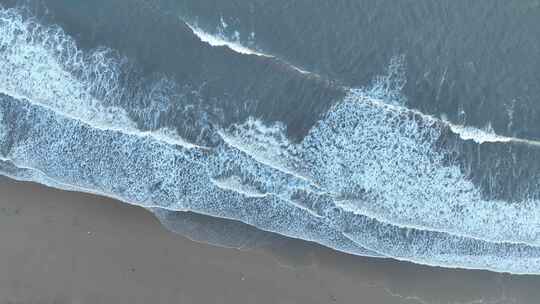 俯拍沙滩潮汐海水浪花拍打海岸海边涨潮退潮