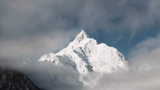 云雾间的雪山 神女峰