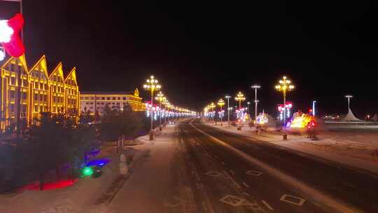 雪夜城市道路彩灯装饰的夜景航拍