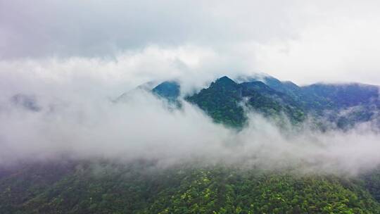 大山山脉云层间穿过前飞