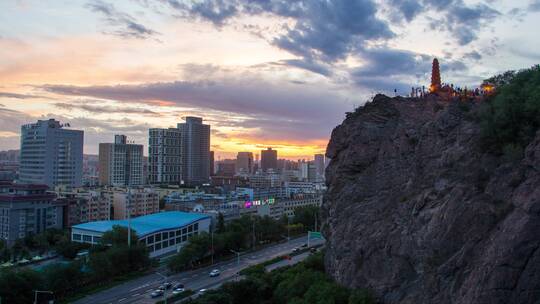 新疆乌鲁木齐红山塔夜景车流