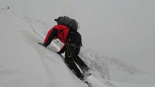 风雪中攀登四川贡嘎山区贡巴峰的登山者