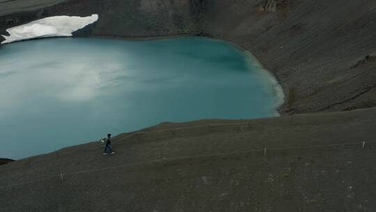 航拍独自一人旅行的人