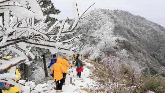 户外爱好者在梦幻的雪山顶上徒步