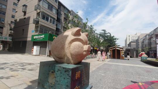 威海环翠十二属相街猪雕像延时4K视频素材模板下载