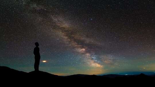 男人仰望星空  望着天  男人背影望着天空