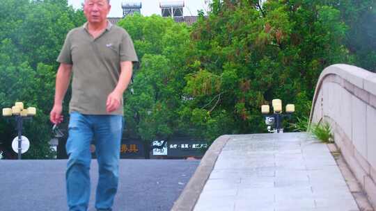 江苏苏州寒山寺江南水乡下雨季游客风景风光