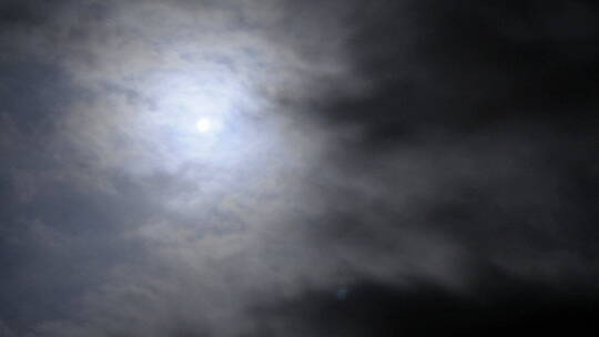 月亮被厚厚的云层覆盖