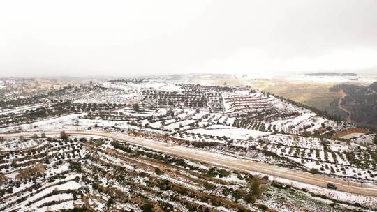 雪中的耶路撒冷高山鸟瞰图