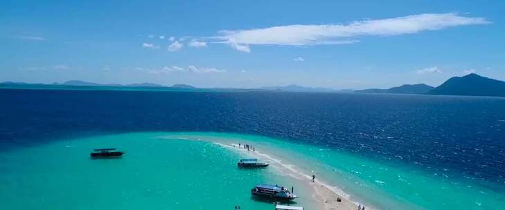 海岛沙滩船只空中俯瞰