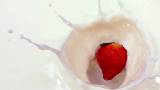 草莓落入牛奶