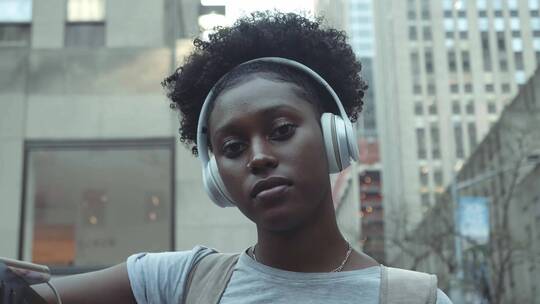城市里带耳机的女孩视频素材模板下载