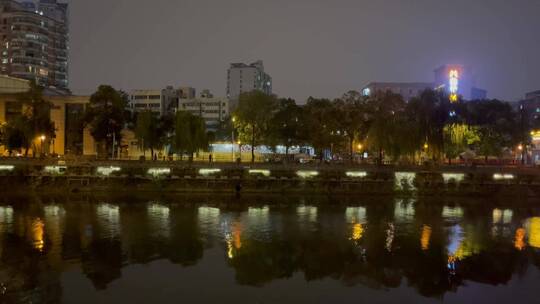 夜晚城市护城河车流散步的人视频素材模板下载