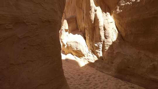 拍摄于埃及一条狭窄的峡谷，沿着彩色峡谷，白天两边都是山。