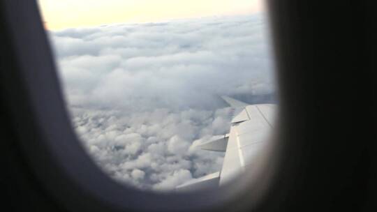 飞机靠窗座位的窗外景色