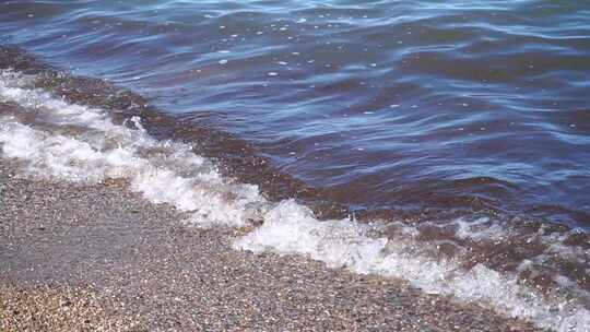 海浪涌来的画面