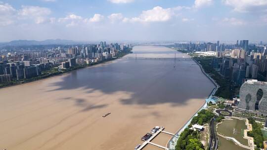 杭州滨江城区上空行走的云延时航拍视频素材模板下载