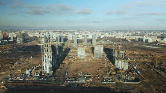 建筑工地。现代多层建筑的建设。