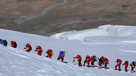 攀登新疆慕士塔格峰雪山的登山队队员