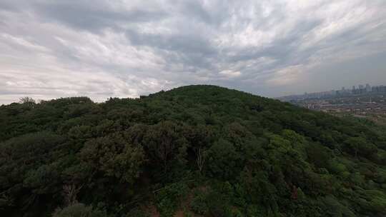 穿越机航拍无锡山飞山山上风景