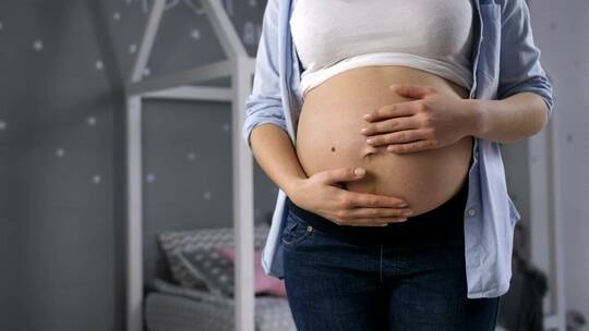 孕妇抱着肚子视频素材模板下载