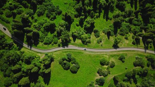 盘山公路俯拍汽车那拉提盘龙古道