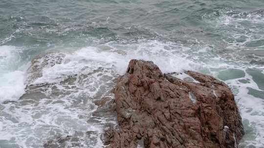 大梅沙礁石风起浪涌