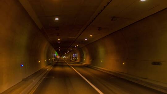 隧道通道空旷柏油路穿越循环开车驶向远方路