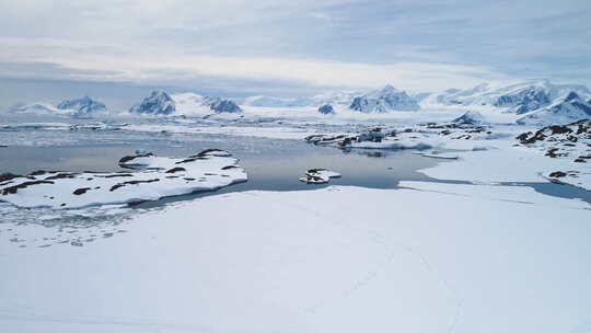 南极洲雪海岸线上空的空中飞行。