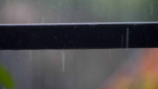雨落在金属栅栏杆上视频素材模板下载