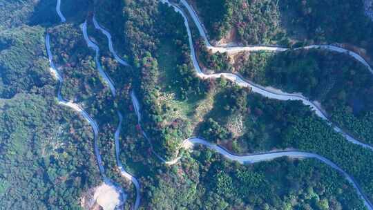 崎岖山路盘山公路行驶的车辆