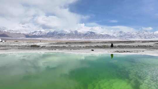 青海甘肃大柴旦翡翠湖航拍山川湖泊倒影阳光视频素材模板下载