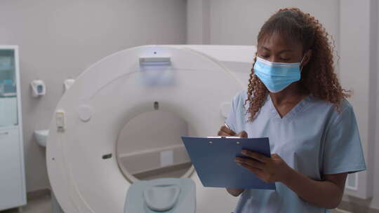 剪贴板上的黑人女性CT技术写作