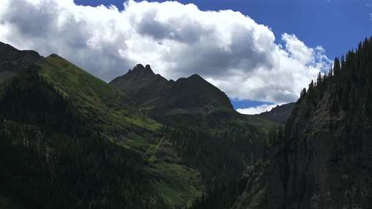 扬基男孩盆地4wd徒步旅行蓝色悬崖边山谷