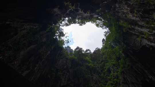 从吉隆坡巴图洞穴的天然开口欣赏天空，周围