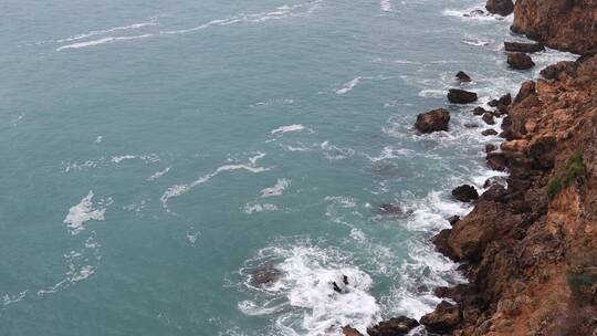 海浪冲击岸边的岩石