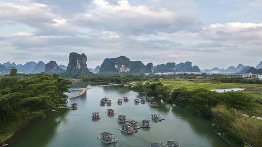 阳朔遇龙河面上的竹筏风景