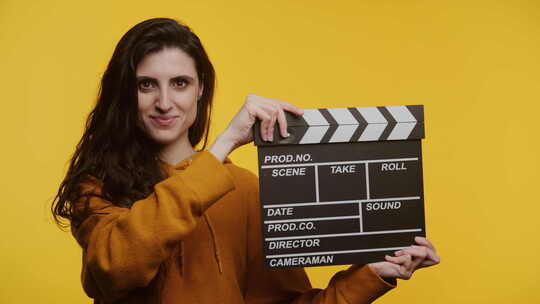 黄色护板的微笑女人视频素材模板下载