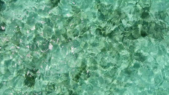 清澈见底的海水海面湖水波光粼粼水面