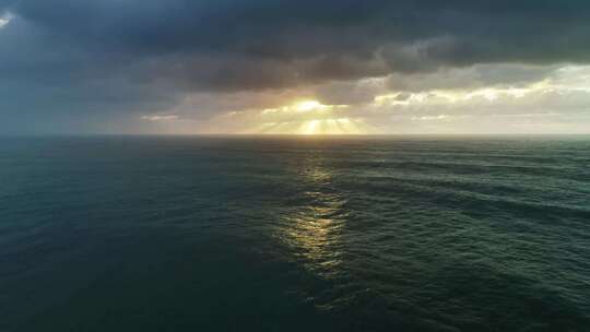 鸟瞰大浪和戏剧性的日落天空