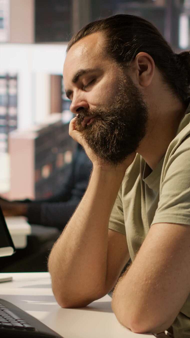 垂直视频疲劳的软件工程师被经理抓到在办公