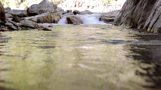 流经岩石的河水