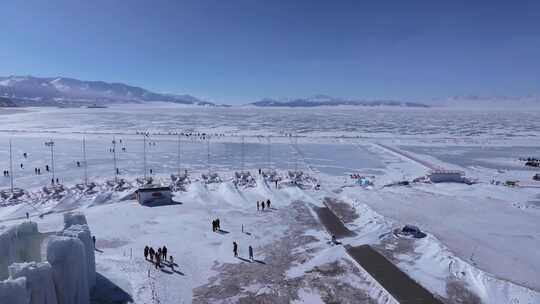 航拍新疆冬季赛里木湖冰封湖面雪山冰湖雪景