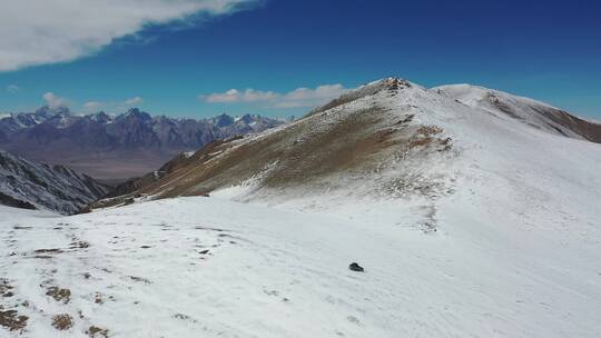 suv汽车越野行驶在一望无际的高山雪原