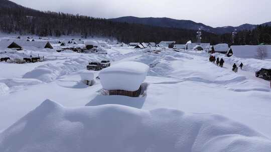 航拍新疆禾木雪景森林雪地小木屋禾木桥雪山